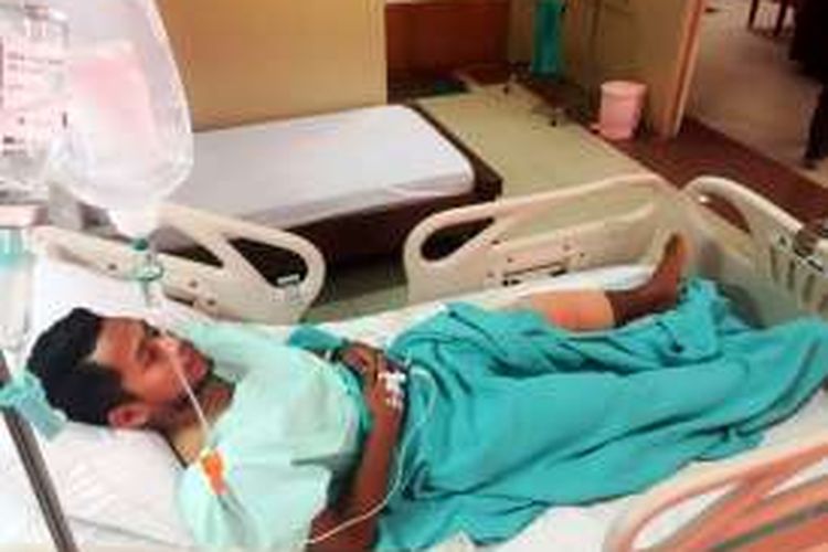Winger Selangor FA, Andik Vermansah, terbaring lemas seusai menjalani operasi lutut pada Rabu (11/1/2017). 