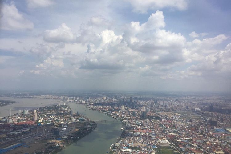 Pemandangan Kota Phnom Penh dari pesawat Citilink, Jumat (21/6/2019).