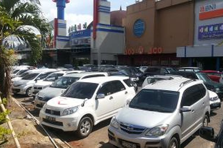 Ratusan kenderaan warga yang telah selesai mencoblos memadati parkiran mall di Manado.