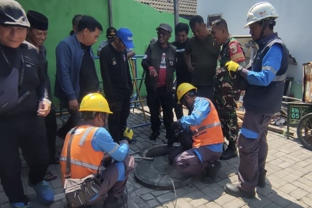 Petugas DLHK saat cek kondisi sumur keluarkan air panas di Sidoarjo, Jumat (9/8/2024).