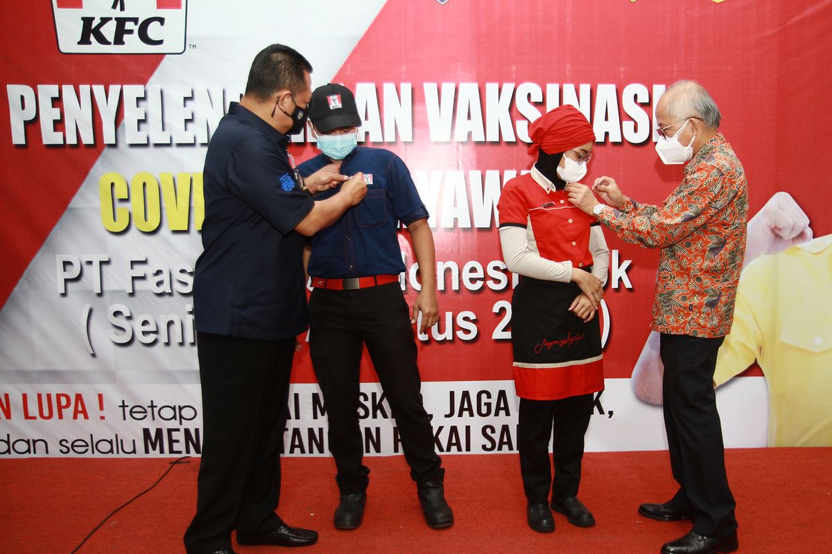 Penyematan pin ?I?m Vaccinated?oleh Direktur PT Fast Food Indonesia Justinus Dalimin Juwono dan pendiri GERAK BS Bambang Soesatyo kepada karyawan gerai KFC Indonesia.