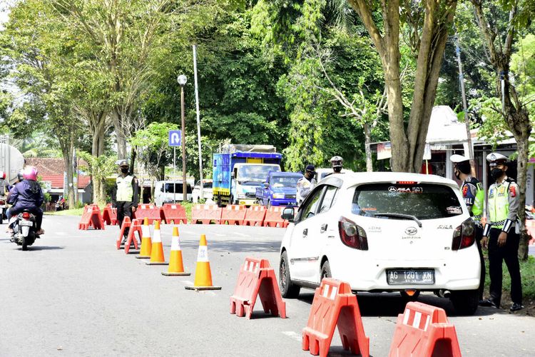 Sebuah kendaraan memasuki lajur pemutaran balik di pos penyekatan mudik lebaran di sekitar Bendungan Ir Soetami, Karangkates, Kecamatan Sumberpucung, Kabupaten Malang yang dioperasikan Polres Blitar, Kamis (6/5/2021)