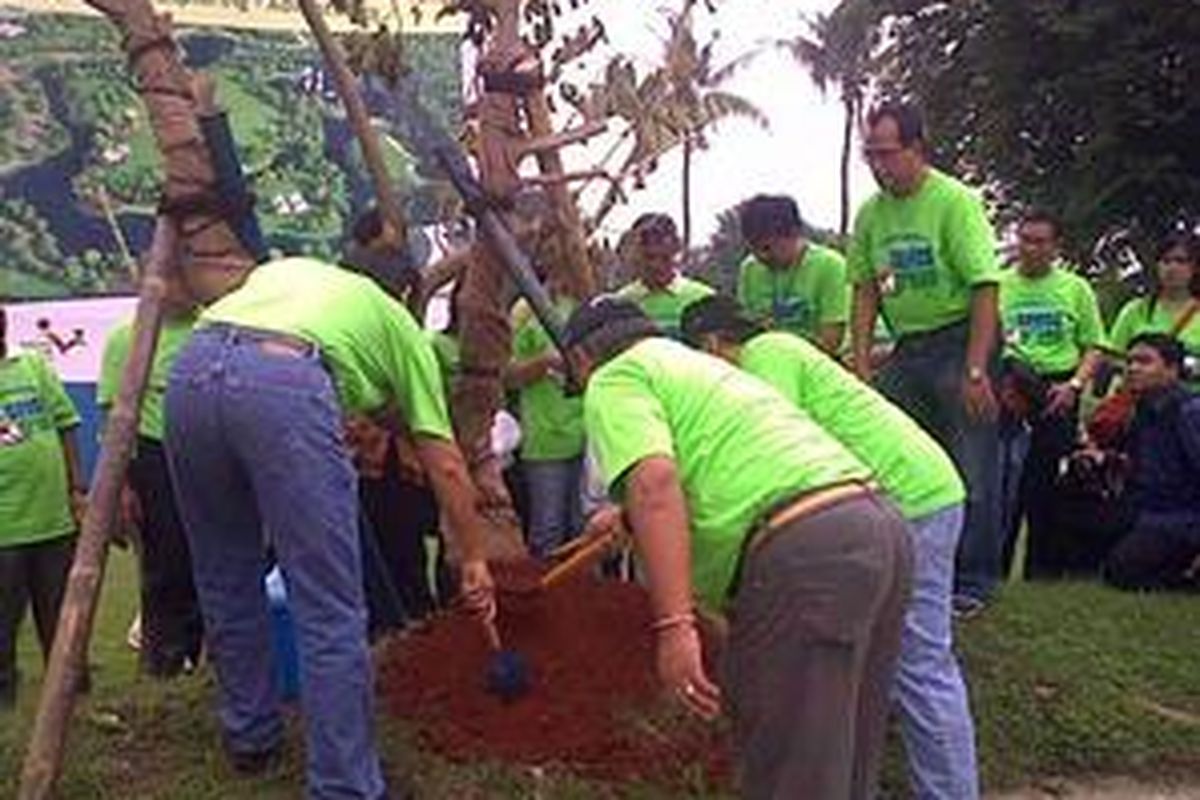 Jajaran direksi PT Pembangunan Jaya Ancol sedang menanam pohon Bodhy sebagai tanda tahap pertama penanaman pohon dimulai, Rabu (24/2/2010). Penanaman pohon ini sekaligus menandai dimulai pembangunan ecopark