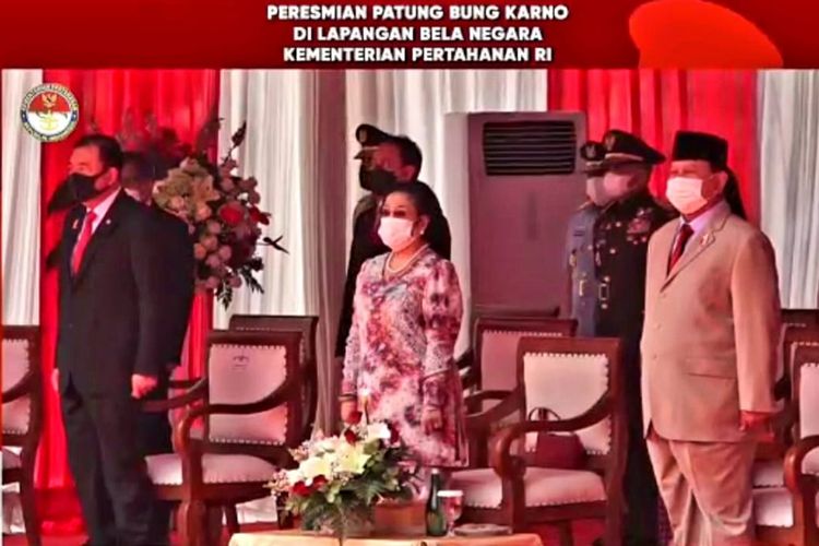 Menteri Pertahanan (Menhan) Prabowo Subianto dan Presiden ke 5 Megawati Soekarnoputri meresmikan patung Bung Karno di Lapangan Bela Negara, Kemenhan, Jakarta, Minggu (6/6/2021). 