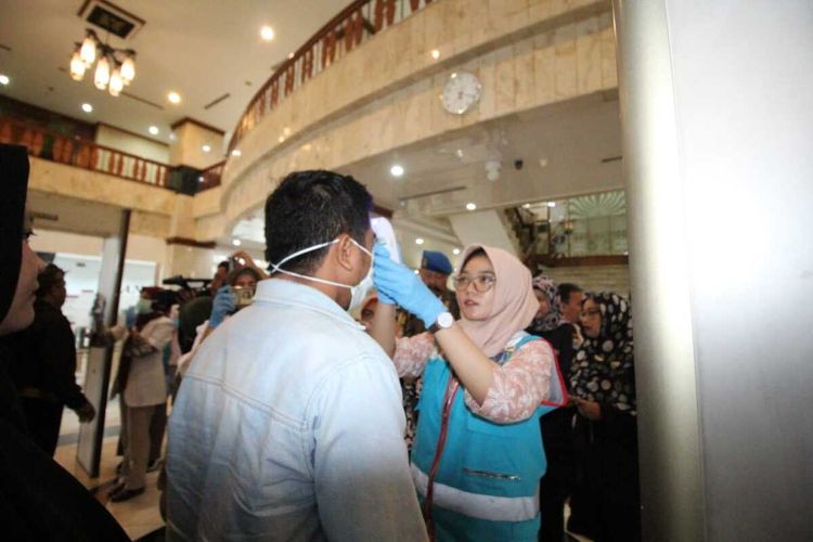 pemeriksaan suhu tubuh di lingkungan Pemerintah Kota Jakarta Selatan, Kamis (5/3/2020)