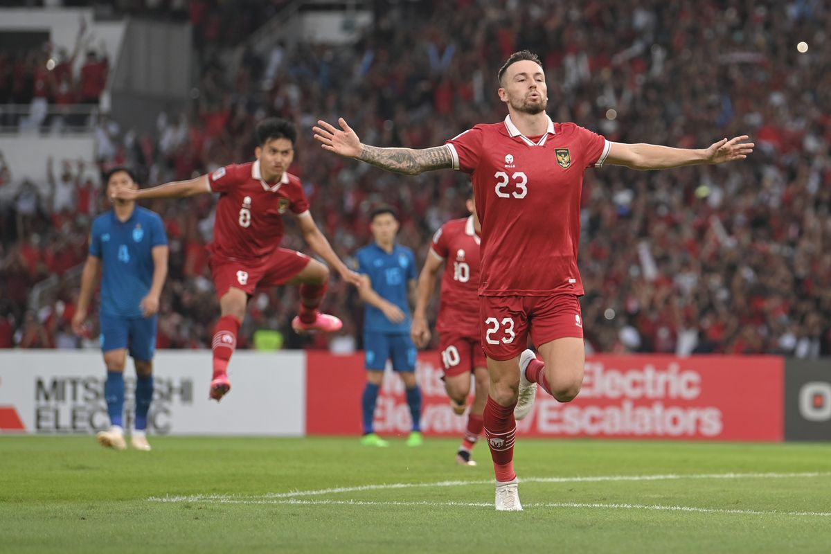 Pesepak bola Timnas Indonesia Marc Anthony Klok (23) melakukan selebrasi usai mencetak gol ke gawang Timnas Thailand pada pertandingan Grup A Piala AFF 2022 di Stadion Utama Gelora Bung Karno (SUGBK), Jakarta, Kamis (29/12/2022). Selanjutnya,  timnas Indonesia akan melawan Filipina pada laga terakhir Grup A Piala AFF 2022. Link live streaming Filipina vs Indonesia tersedia di bagian akhir artikel ini. ANTARA FOTO/Akbar Nugroho Gumay/tom.