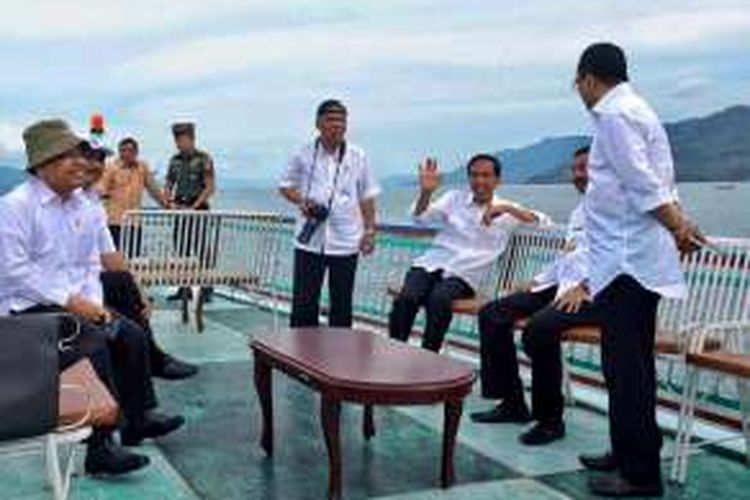 Presiden Joko Widodo (Jokowi) dan sejumlah menteri saat di atas kapal menuju Pulau Samosir, di tengah Danau Toba, Minggu (21/8/2016).