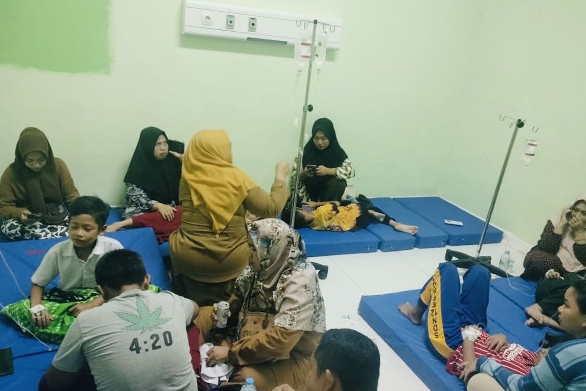Sebanyak 20 siswa SDN 12 Benua Kayong, Kabupaten Ketapang, Kalimantan Barat (Kalbar) mengalami gejala keracunan usai menyantap menu makan siang program Makan Bergizi Gratis (MBG) pada Selasa (23/9/2025).