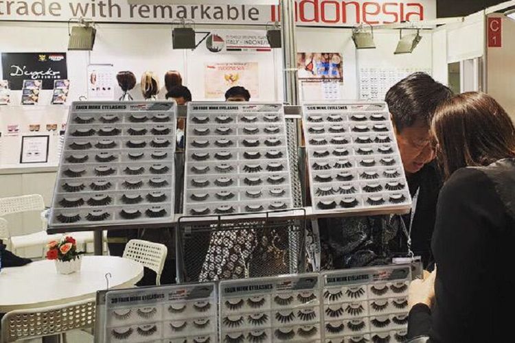 Bulu mata palsu dan wig produksi Indonesia kembali menjadi primadona dalam pameran produk kosmetik dan kecantikan COSMOPROF, di Bologna, Italia, 14?18 Maret 2019.