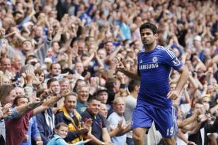 Striker Chelsea, Diego Costa, merayakan gol ke gawang Aston Villa pada laga Premier League di Stadion Stamford Bridge, London, Sabtu (27/9/2014).