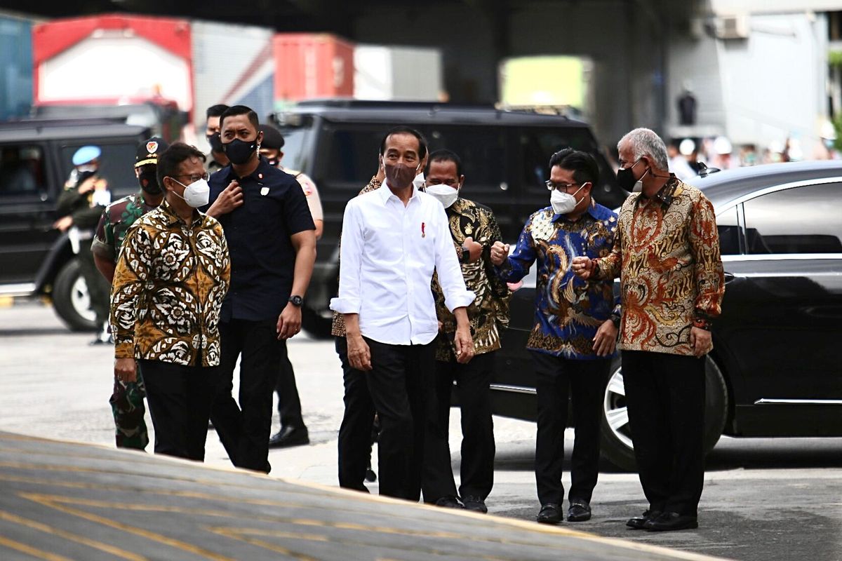 Presiden Joko Widodo didampingi Managing Director Sinar Mas, Ferry Salman (kedua dari kanan) dalam gelaran Percepatan Pelaksanaan Vaccine Booster Sektor Industri di Sinar Mas Agribusiness & Food Marunda Refinery, Bekasi.