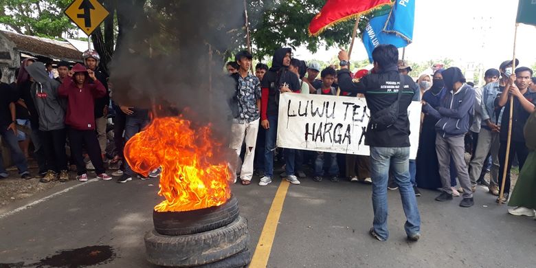 Mahasiswa Walenrang Lamasi memblokade Jalan Trans Sulawesi menuntut pemekaran Kabupaten Luwu Tengah seperti halnya pemekaran Papua, Selasa (12/11/2019). 