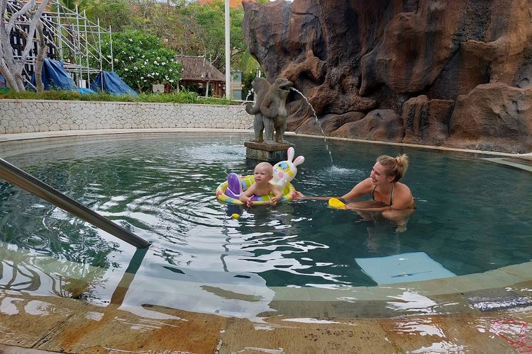 Anak Viktor Axelsen, Vega Rohde Axelsen, sedang bermain air bersama sang ibu, Natalia Rohde, di Westin Resort, Nusa Dua, Bali, Minggu (14/11/2021).