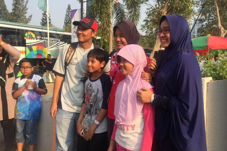  Atlet panah Indonesia, Diananda Choirunisa, berfoto bersama beberapa suporter yang hadir di Lapangan Panahan Stadion Utama Gelora Bung Karno, Senayan, Jakarta, Minggu (26/8/2018)
