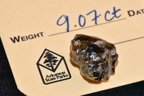 Pegawai Bank Ini Berhasil Temukan Berlian 9,07 Karat di Taman Crater of Diamond AS