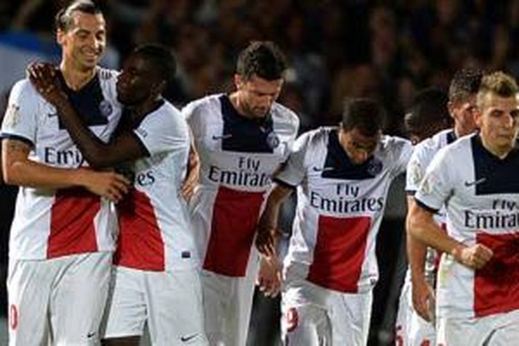 Gelandang Paris-Saint Germain, Blaise Matuidi (2 dari kiri), merayakan gol yang dicetaknya ke gawang Bordeaux, bersama dengan rekan setim Zlatan Ibrahimovic. PSG menang 2-0 dalam laga Ligue 1 ini, Jumat (13/9/2013).