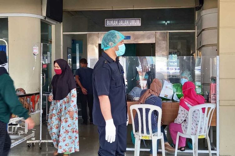 Ruangan IGD RSUD Soekardjo Kota Tasikmalaya dipenuhi pasien positif covid-19 rujukan antri ruangan isolasi, Selasa (22/6/2021).
