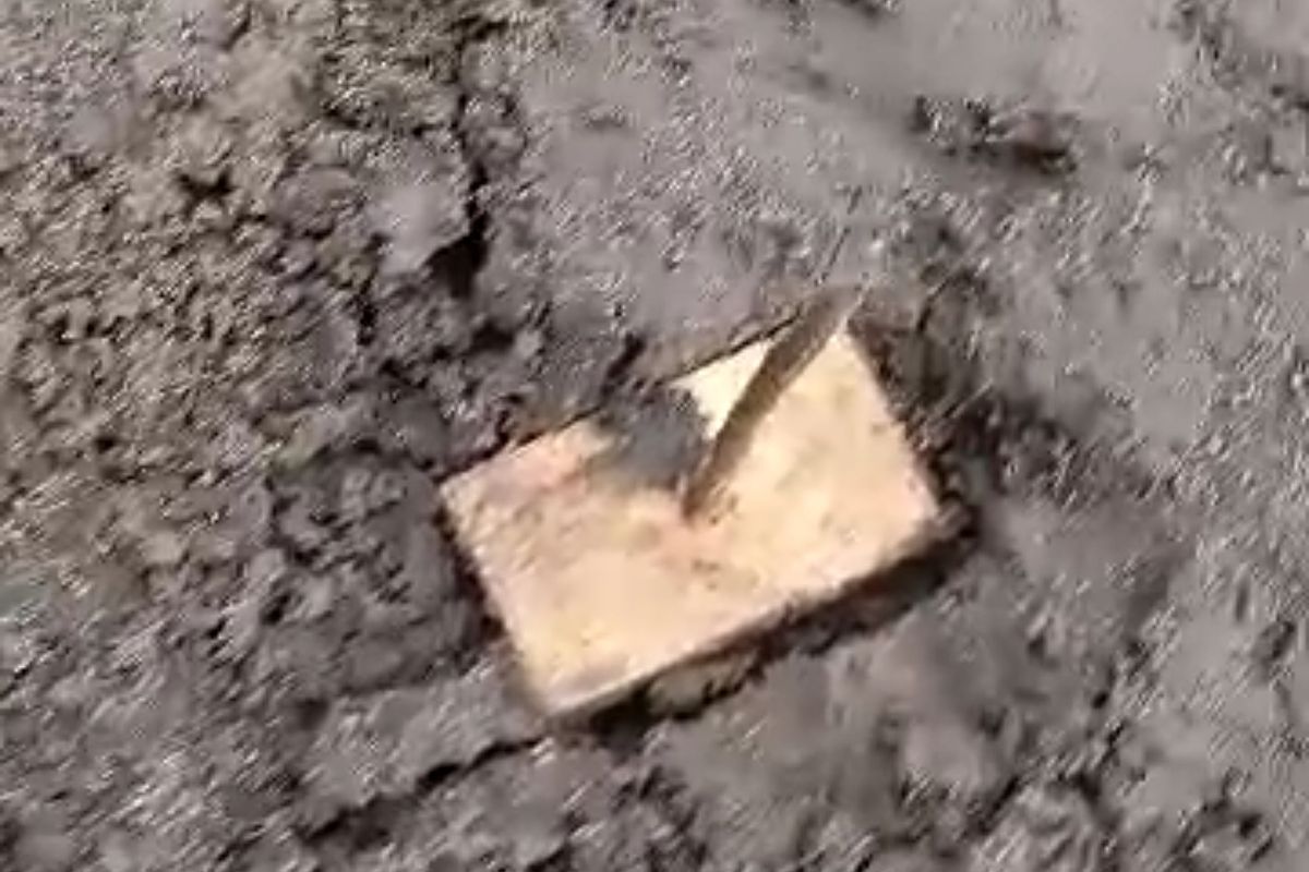 Potongan gambar ranjau paku ditemukan di kawasan lautan pasir Bromo.