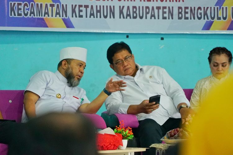 Gubernur Bengkulu, Helmi Hasan berbincang dengan Wamen Transmigrasi, Viva Yoga Mauladi di Bengkulu, Selasa (9/9/2025). (Dok, Pemprov Bengkulu).