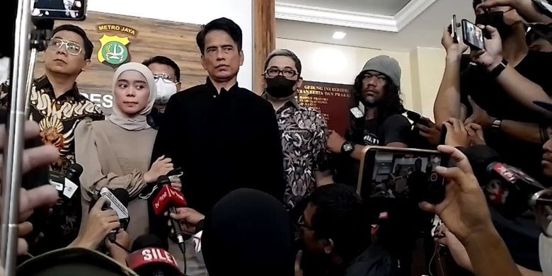Lesti Kejora dan kuasa hukumnya, Sandy Arifin di Polres Metro Jakarta Selatan, Jumat (14/10/2022). 