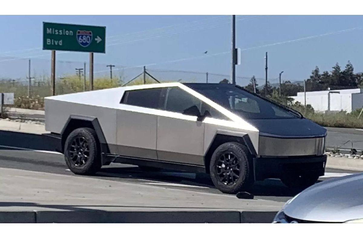 Tesla Cybertruck tertangkap kamera di jalan umum di Fremont, California, dekat pabrik Tesla.