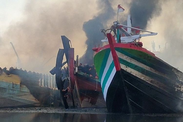 Kapal bersandar di galangan kapal di Jalan Bali, Kota Tegal, Jawa Tengah terbakar, Rabu (17/11/2021). Sedikitnya 15 kapal dilaporkan hangus dalam peristiwa yang terjadi sekitar pukul 01.30 WIB hingga siang hari kebakaran belum berhasil dijinakan.  