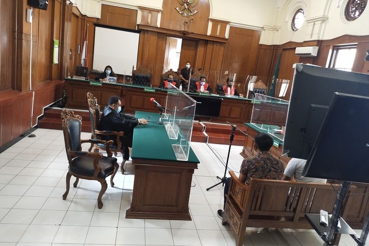 Ketua Majelis hakim Muhammad Basir Saat Membacakan Putusan pada Dua Terdakwa Kasus Kekerasan Jurnalis Nurhadi, di Ruang Sidang Cakra PN Surabaya, Rabu (12/01/2022).