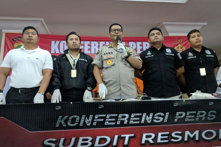 Kabid Humas Polda Metro Jaya, Kombes Argo Yuwono  memberi keterangan ke media terkait pembunuhan di Bekasi pada Rabu (6/3/2019) di Mapolda Metro Jaya