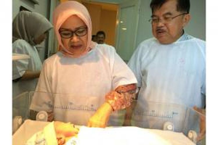 Wakil presiden terpilih Jusf Kalla bersama istri Mufidah Kalla ketika melihat cucu baru