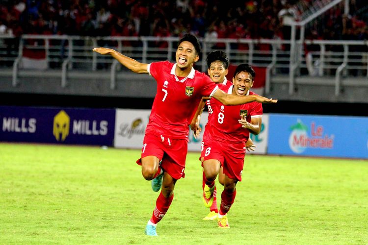 Pemain Timnas Indonesia Marselino Ferdinan selebrasi seusai mencetak gol ke gawang Vietnam saat pertandingan Kualifikasi Piala Asia U20 2023 yang berakhir dengan skor 3-2 di Stadion Gelora Bung Tomo Surabaya, Minggu (18/9/2022) malam.