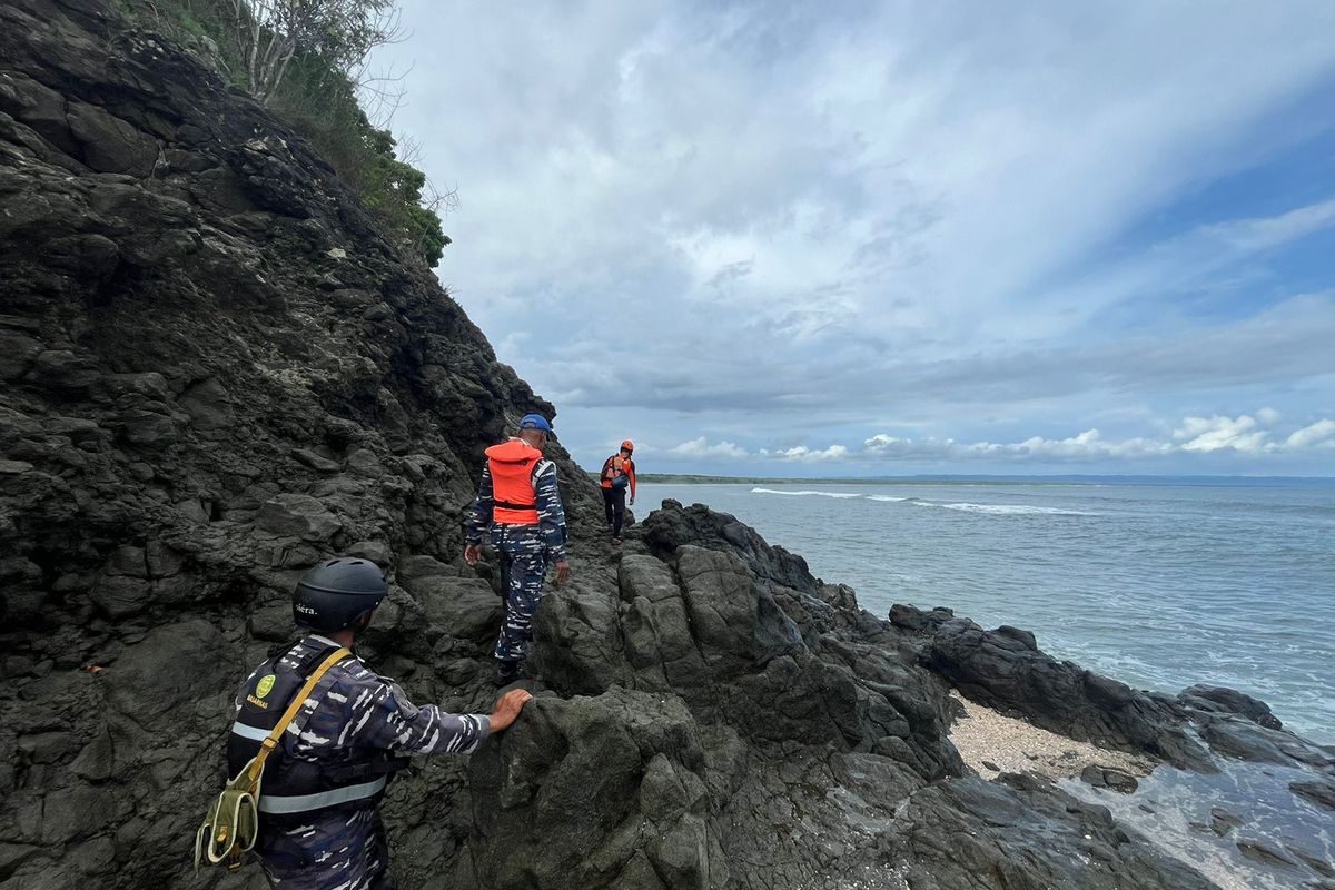 Petugas saat menyisir pinggiran pantai untuk mencari turis asal Australia, Gunther Henry Kitzler, yang tenggelam saat surfing  di Pantai Grajagan, Banyuwangi, Jawa Timur, Senin (4/3/2024).