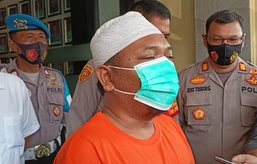 Tersangka AI ditahan Polres Metro Depok karena telah membuat isu penangkapan babi ngepet di Bedahan, Sawangan, yang ternyata hasil rekayasa.