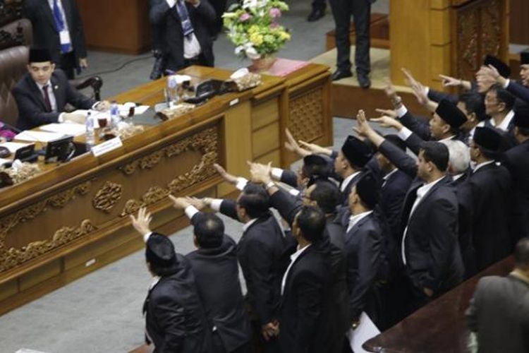 Sejumlah anggota DPR-RI yang baru dilantik memprotes atas kebijakan yang diambil oleh pimpinan sidang paripurna penetapan pimpinan DPR, Popong Otje Djunjunan, di Gedung Rapat Paripurna Nusantara II DPR-RI, Senayan, Jakarta, Rabu (1/10/2014). Sidang menetapkan Setya Novanto dari Fraksi Partai Golkar sebagai Ketua DPR-RI dan Fadli Zon dari Fraksi Partai Gerindra, Agus Hermanto dari Fraksi Partai Demokrat, Fahri Hamzah Fraksi dari Partai Keadilan Sejahtera, serta Taufik Kurniawan dari Fraksi Partai Amanat Nasional sebagai wakil ketua.  