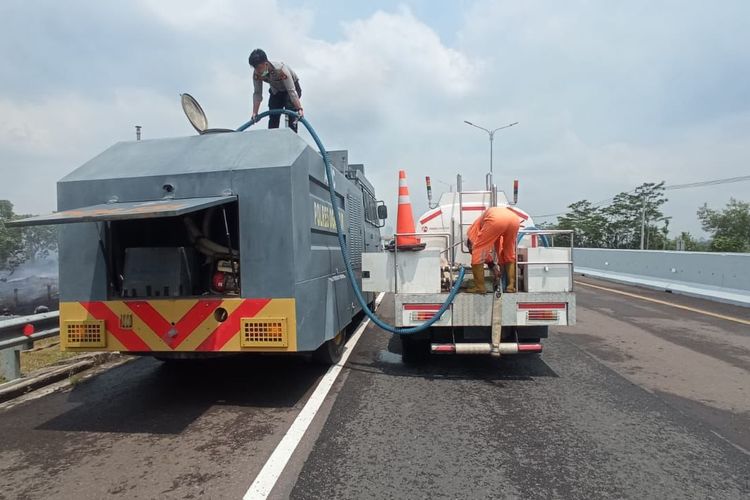PT Hutama Karya (Persero) terus berkoordinasi dengan semua pihak agar kebakaran di sekitar Jalan Tol Trans-Sumatera (JTTS) dapat segera dipadamkan serta asap dapat segera ditangani.