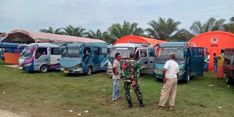 Ratusan warga asal Desa Panton Rayeuk Sa, yang mengungsi di Kantor Camat Banda Alam, Kabupaten Aceh Timur, Rabu (14/4/2021) bersiap kembali ke rumah masing-masing.