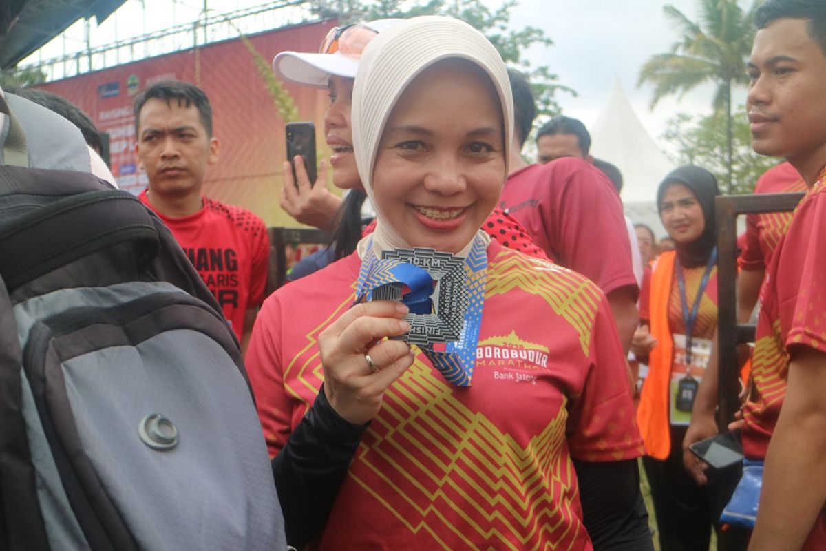 Istri Ganjar Pranowo berpose usai menuntaskan Borobudur Marathon 10K