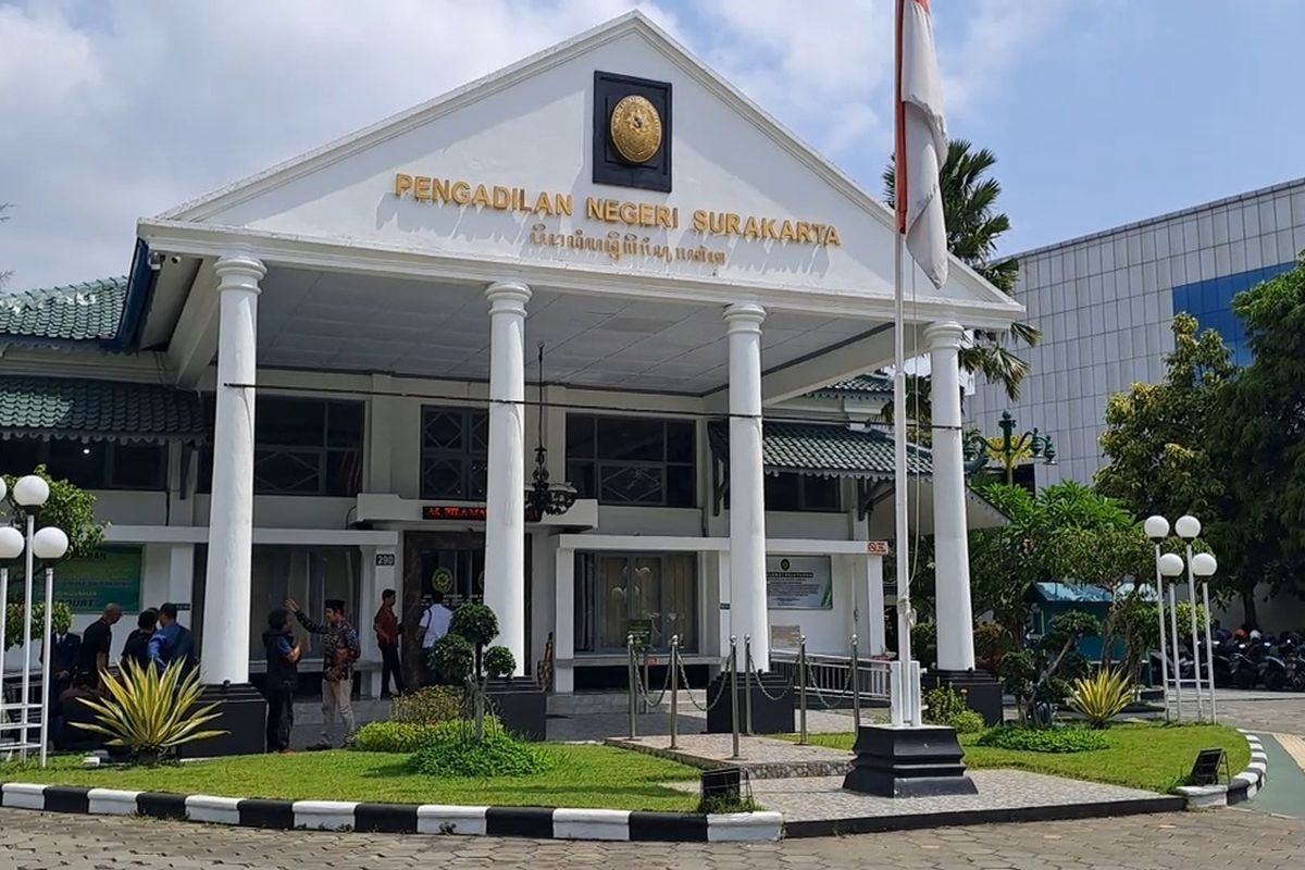 Pengadilan Negeri (PN) Solo, Jawa Tengah, secara resmi mengabulkan eksepsi yang diajukan Presiden Joko Widodo (Jokowi).