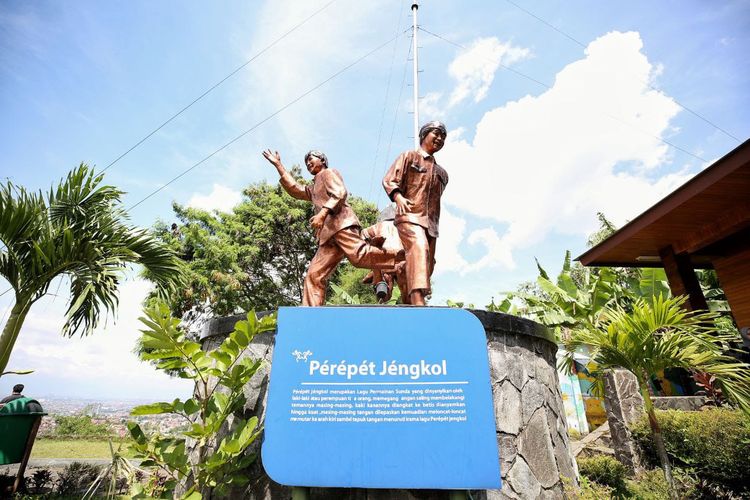 Kota Bandung kini memiliki tempat wisata baru bernama Kampung Wisata Kreatif Pasir Kunci. Di sini pengunjung bisa menikmati Bandung dari ketinggian dan ragam budaya Sunda, seperti permainan perepet jengkol.