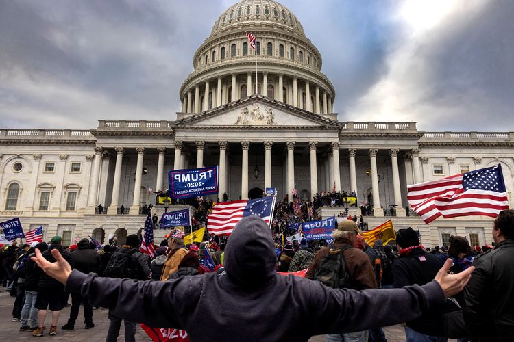 Pendukung Donald Trump menyerbu Gedung Capitol pada 6 Januari 2021. Mereka menolak ratifikasi kemenangan Joe Biden dalam Pilpres AS 2020. Setidaknya lima orang tewas dalam insiden yang kemudian dikenal sebagai Capitol Riot alias Kerusuhan Gedung Capitol. 