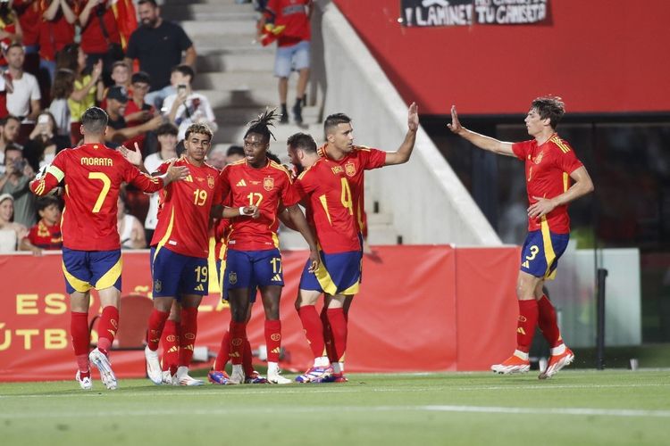 Para pemain timnas Spanyol merayakan gol Pedri dalam laga uji coba melawan Irlandia Utara di Stadion Son Moix, Minggu (9/6/2024) dini hari WIB. 