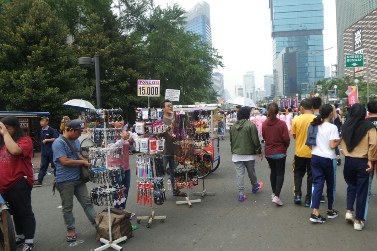 PKL berjualan di bahu jalan saat kegiatan car free day berlangsung, Minggu (24/9/2017). 