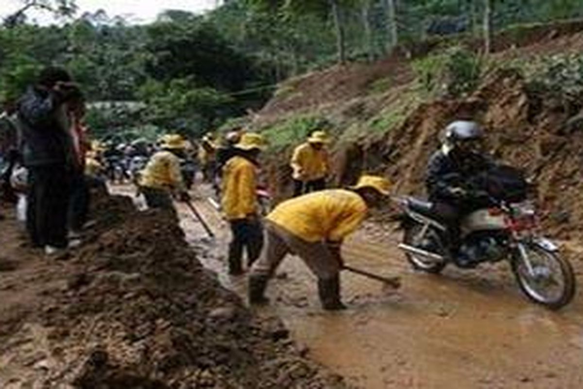 Ilustrasi: Bencana tanah longsor di Tasikmalaya.