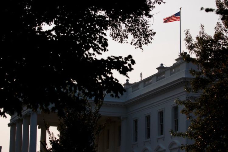 Bendera AS tampak telah dikibarkan dengan tiang penuh pada Senin (27/8/2018), kurang dari 48 jam setelah meninggalnya Senator John McCain.