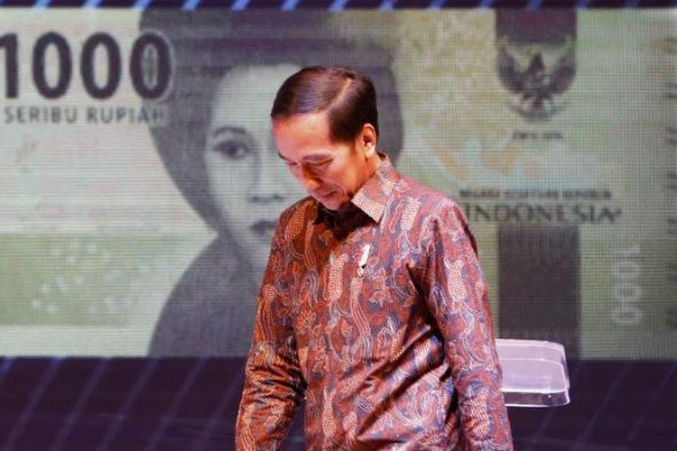 Presiden Joko Widodo saat meresmikan peluncuran uang rupiah baru di Gedung Bank Indonesia, Senin (19/12/2016). Bank Indonesia meluncurkan uang NKRI baru dengan menampilkan 12 pahlawan nasional. Adapun uang desain baru yang diluncurkan mencakup tujuh pecahan uang rupiah kertas dan empat pecahan uang rupiah logam.