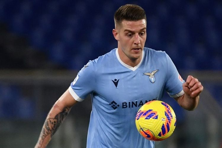 Gelandang Lazio, Sergej Milinkovic-Savic, saat beraksi di Serie A 2021-2022. Milinkovic-Savic kini dikabarkan masuk radar Manchester United.