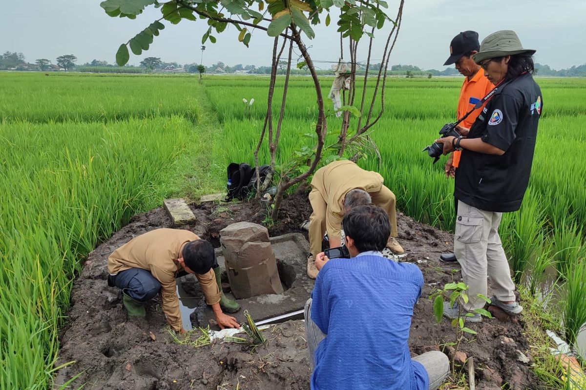 Disporabudpar Nganjuk saat mengecek kondisi Lingga-Yoni di area persawahan Dusun Pojok, Desa Tanjungkalang, Kecamatan Ngronggot, Kabupaten Nganjuk, Jawa Timur, yang rusak diduga akibat upaya pencongkelan oleh orang tak bertanggungjawab, Selasa (27/5/2025)
