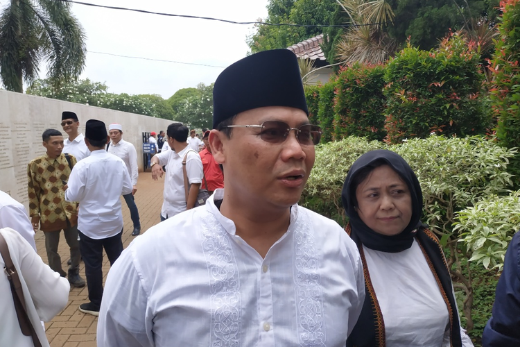 Ketua DPP PDI Perjuangan Ahmad Basarah di Taman Makam Pahlawan (TMP) Kalibata, Jakarta, Selasa (31/12/2019).