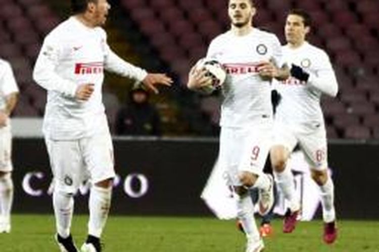 Striker Inter Milan, Mauro Icardi (memegang bola), mencetak gol ke gawang Napoli pada laga melawan Napoli di Stadion San Paolo, Naples, Minggu (8/3/2015).
