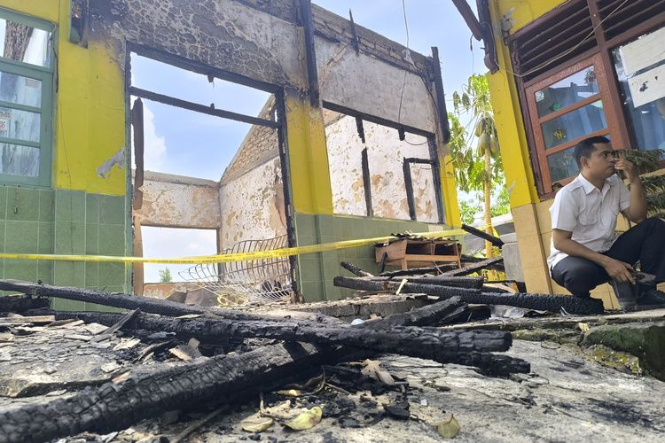 Ruang Kantor SDN Potoan Daya 2 Kec. Palengaan, Pamekasan diduga jadi sumber api kebakaran, Senin (6/10/2025)