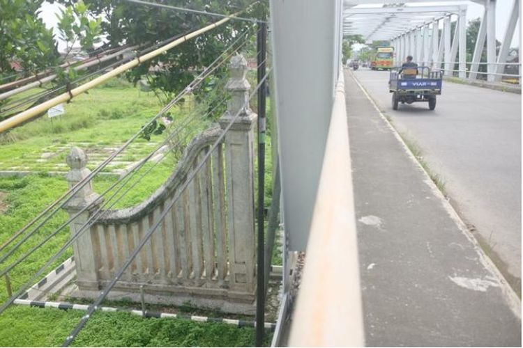 Gapura peninggalan Paku Buwono X yang berada di sisi kanan dan kiri Jembatan Mojo.